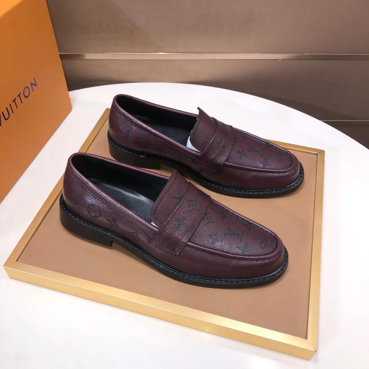 Men's men's shoes💰460💰【LV】(sheepskin lining) formal men's shoes! The high-end formal wear style is luxurious and elegant, with both practicality and style. We pay special attention to quality and details. The original version at the counter is 1:1 ultra-accurate replica👍🏻 The shoe last, leather, workmanship and comfort are not inferior! Material: imported cowhide upper, soft first layer of sheepskin! Code number: 38-45 (45 customized)